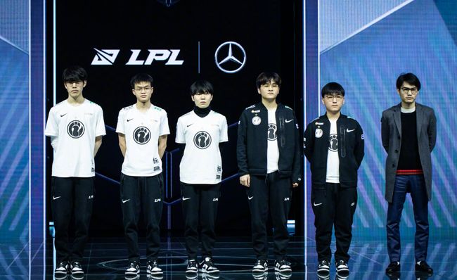 依然高居不 依然高居不